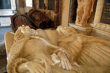 Effigies of the 10th Earl and Countess Amabell August 2011